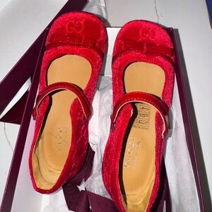 Gucci Red Dress Shoes with Patent Finish and Classic Strap